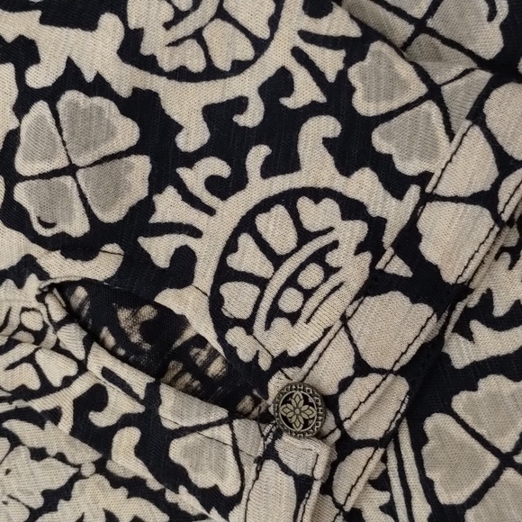 Lucky Brand boho tan black blouse size small all over print V-neck - Picture 11 of 11